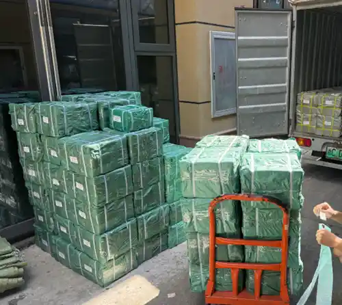 고객 캐비닛 하드웨어 주문이 포장되어 배송 준비가 완료되었습니다.