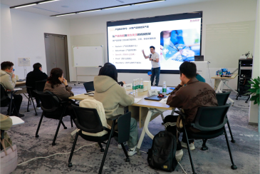 Yitailock은 더욱 스마트한 영업과 더욱 강력한 시장 입지를 확보하기 위해 팀을 어떻게 준비하고 있나요?